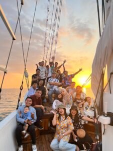 Ngabuburit di Kapal Pinisi Makassar