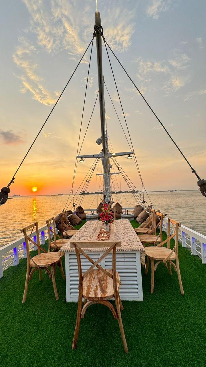 Sunset Kapal Pinisi